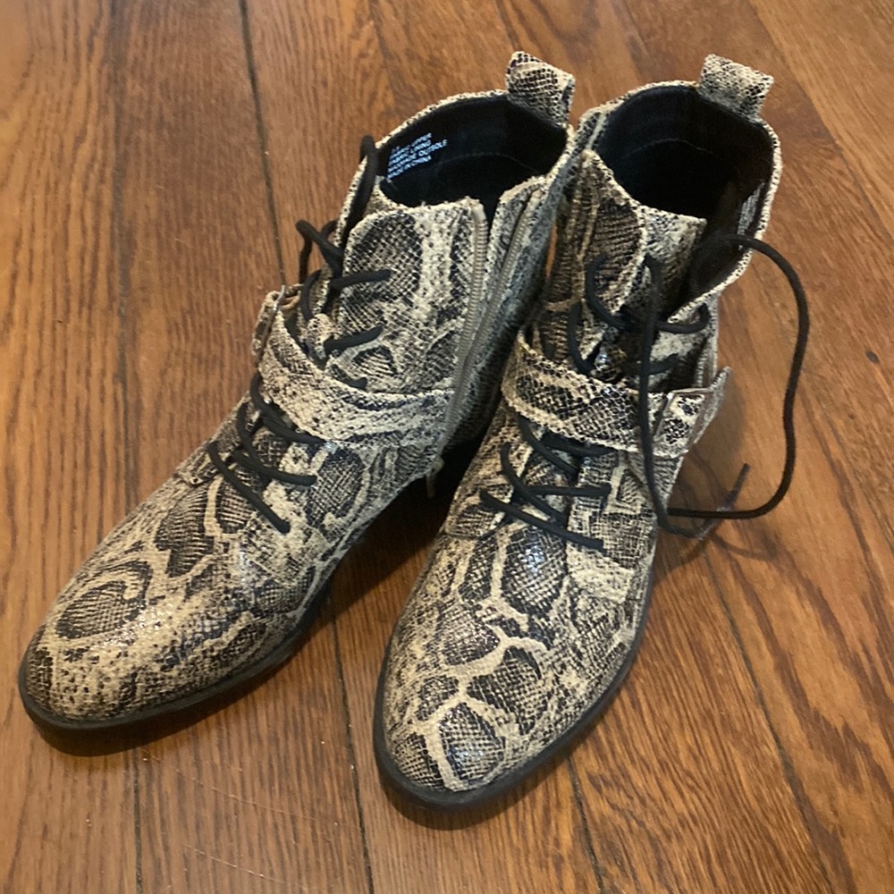Express snake combat boots